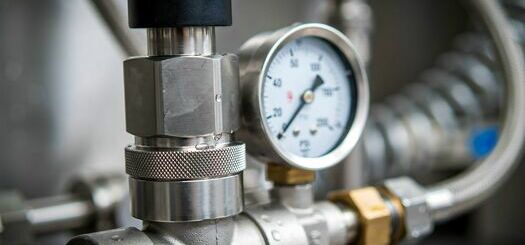 Uderzenia hydrauliczne i pulsacje ciśnienia – przyczyny, skutki i sposoby tłumienia